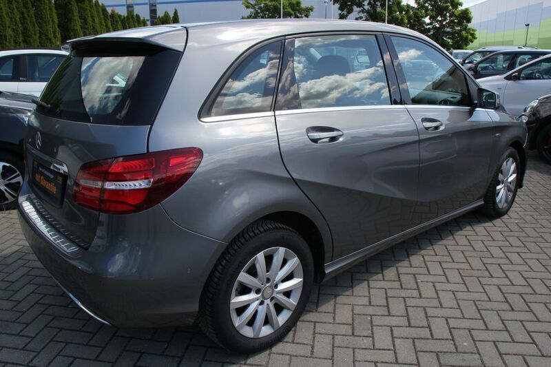 Gebraucht Mercedes B180 122 PS (89 kW) 2016 Grau Van / Kleinbus