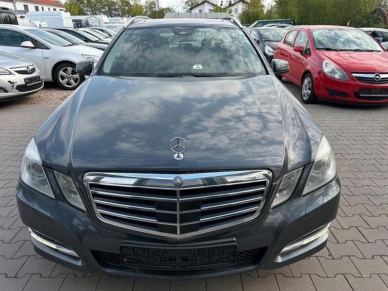 Gebraucht Mercedes E300 231 PS (169 kW) 2011 Blau Kombi