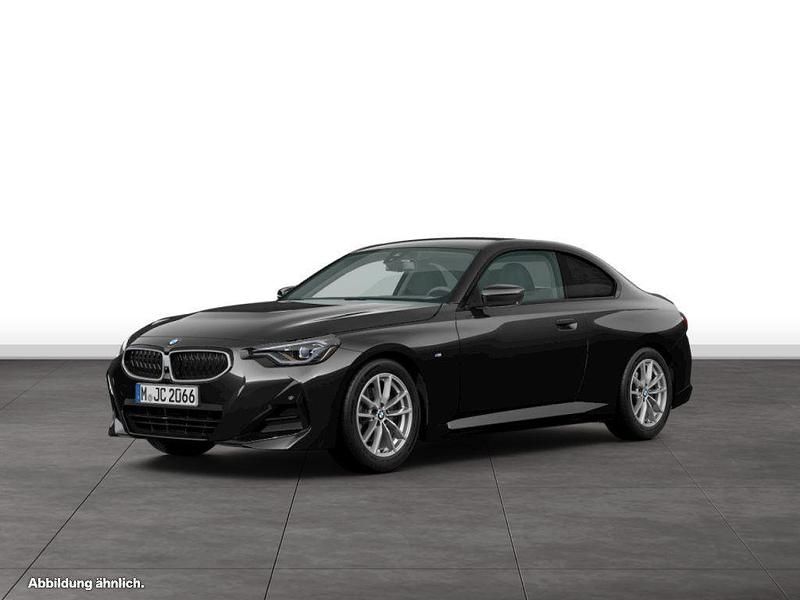 Black sapphire metallic Gebraucht 2025 BMW 230 Shadowline Coupé | 47.304 € (Fairer Preis) - Bild 1/4