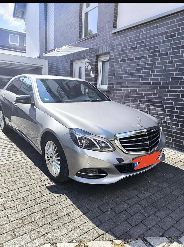 Grau Gebraucht 2013 Mercedes E220 Limousine | 18.500 € - Bild 1/4