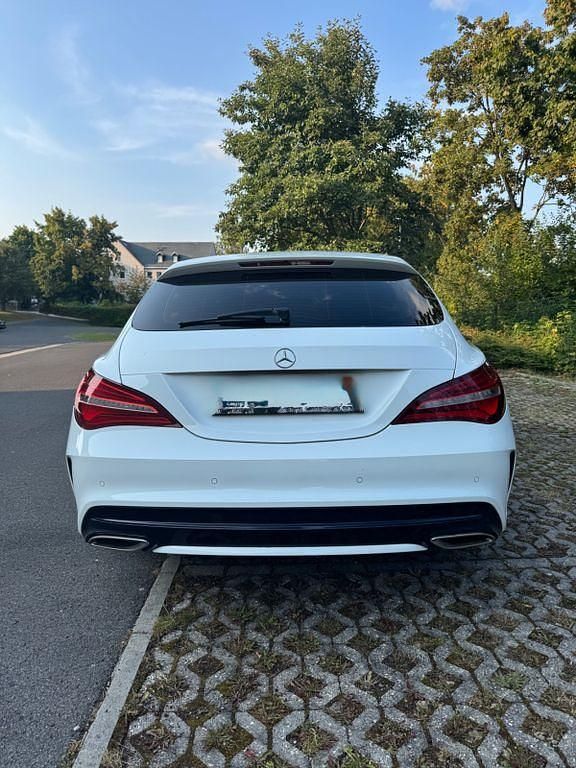 Weiß Gebraucht 2018 Mercedes CLA180 Shooting Brake AMG line Kombi | 20.100 € (Guter Preis) - Bild 1/4