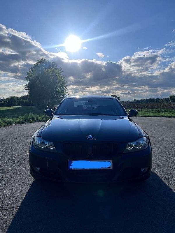Schwarz Gebraucht 2011 BMW 330 Performance Limousine | 7.500 € (Guter Preis) - Bild 1/4