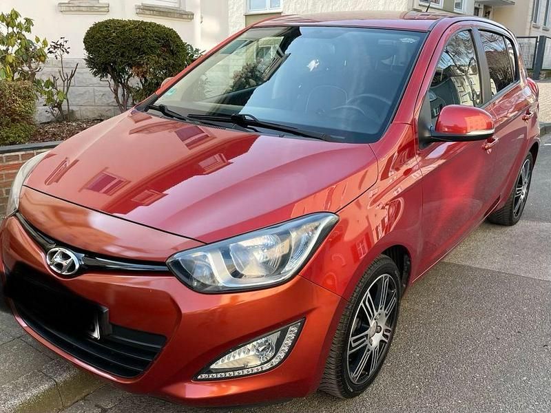 Gebraucht Hyundai i20 Edition 86 PS (63 kW) 2012 Rot Kleinwagen