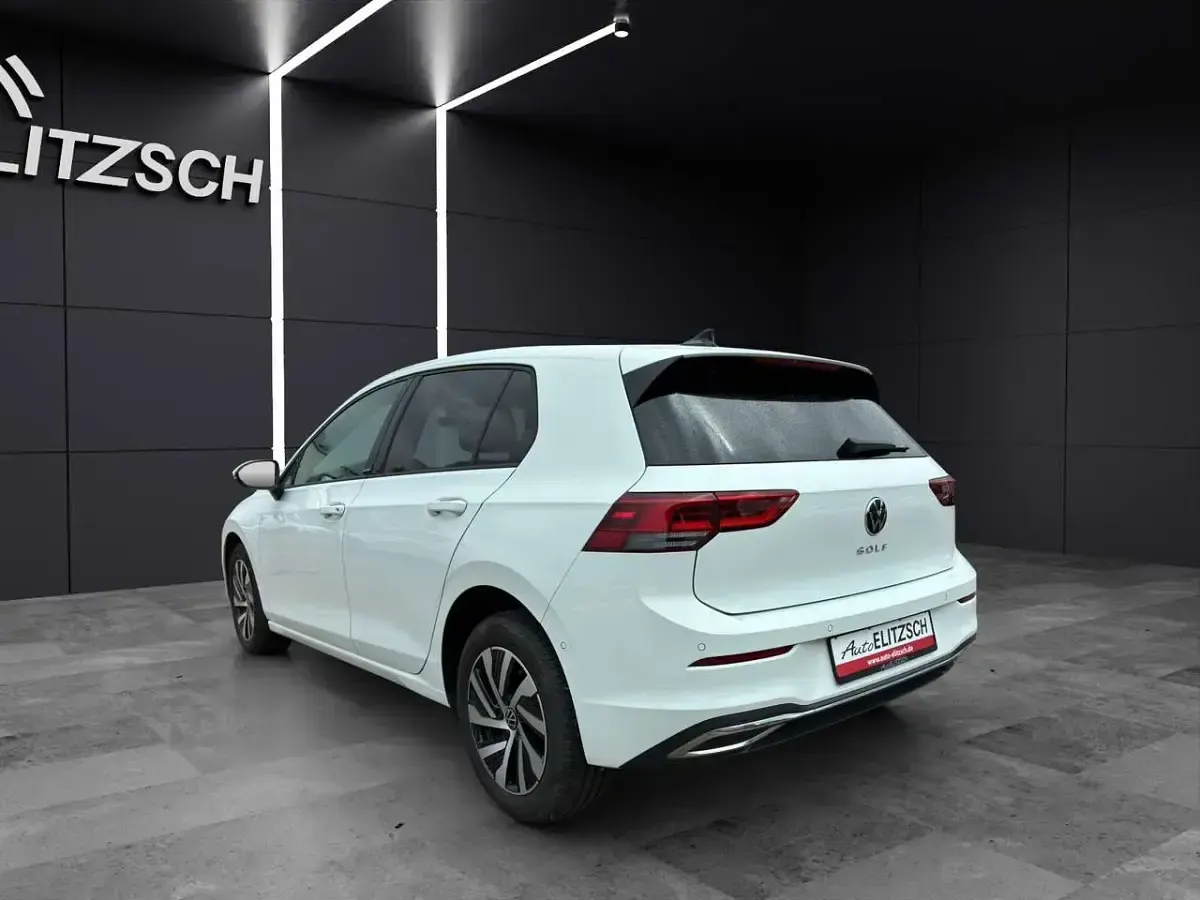 Gebraucht VW Golf VIII Active 116 PS (85 kW) 2022 Pure white Limousine