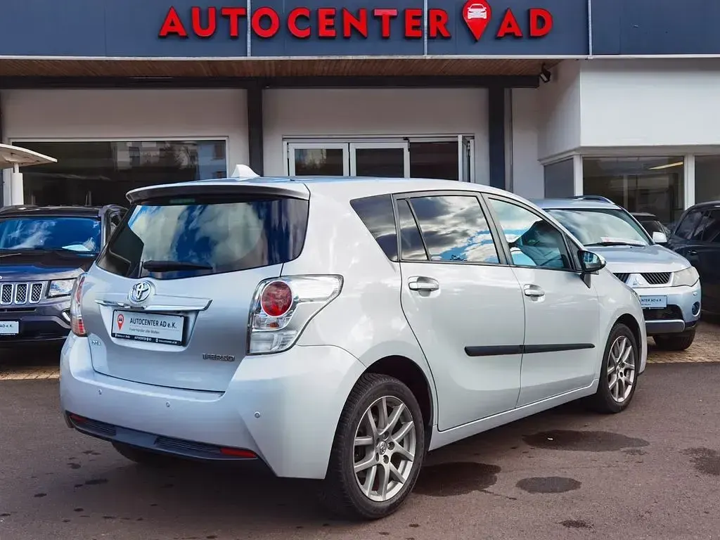 Gebraucht Toyota Verso Executive 177 PS (130 kW) 2013 Silber Van / Kleinbus