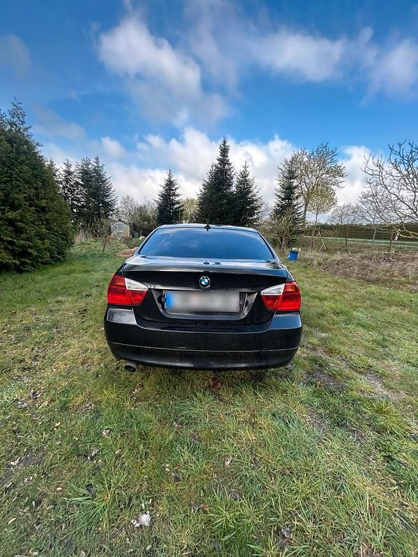 Gebraucht BMW 320 149 PS (109 kW) 2007 Schwarz Limousine