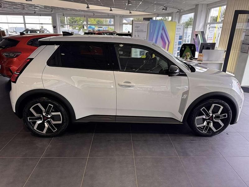 Neu Renault 5 E-Tech Urban 77 kW (106 PS) 2025 Perlmuttweiß metallic Limousine