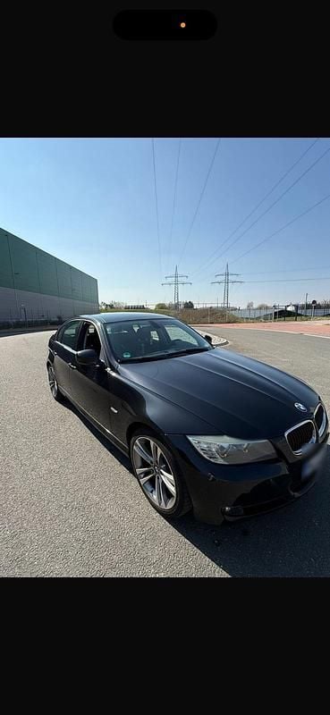 Gebraucht BMW 318 143 PS (105 kW) 2010 Schwarz Limousine