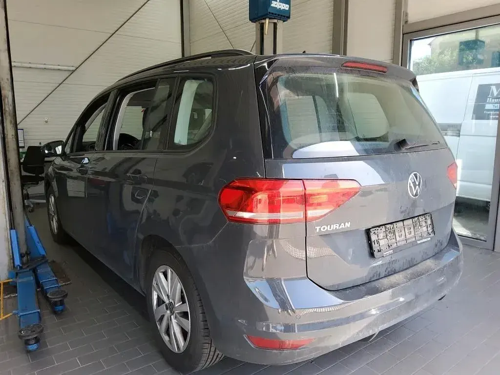 Gebraucht VW Touran Comfortline 122 PS (89 kW) 2021 Uranograu Van / Kleinbus