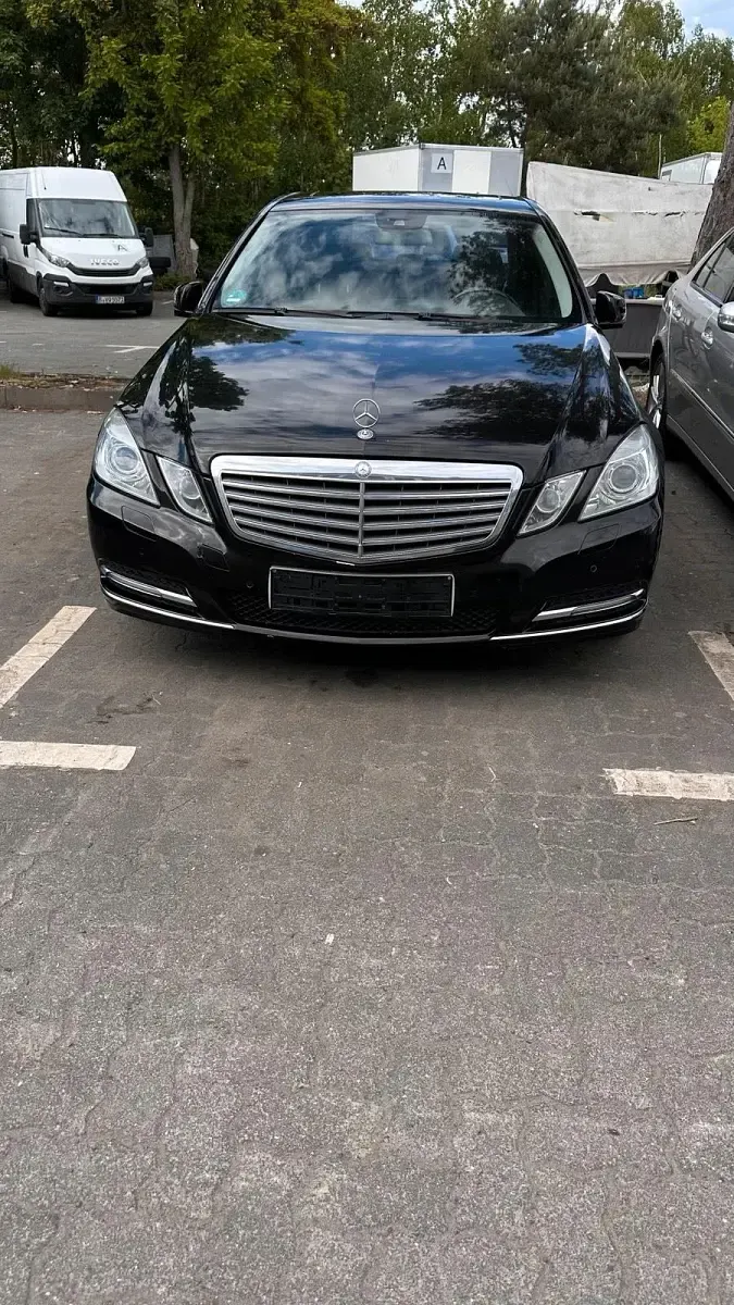 Gebraucht Mercedes E220 170 PS (125 kW) 2011 Schwarz Limousine