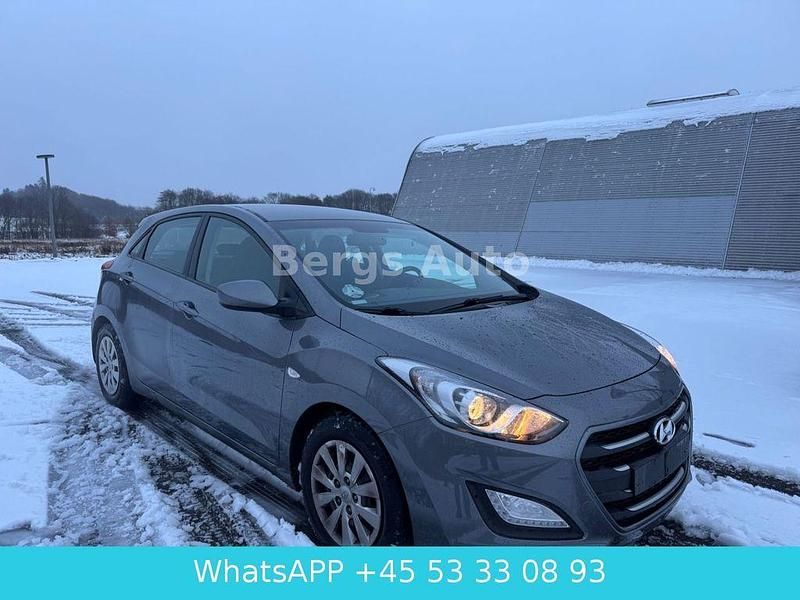 Grau Gebraucht 2015 Hyundai i30 Style Limousine | 8.300 € (Guter Preis) - Bild 1/4
