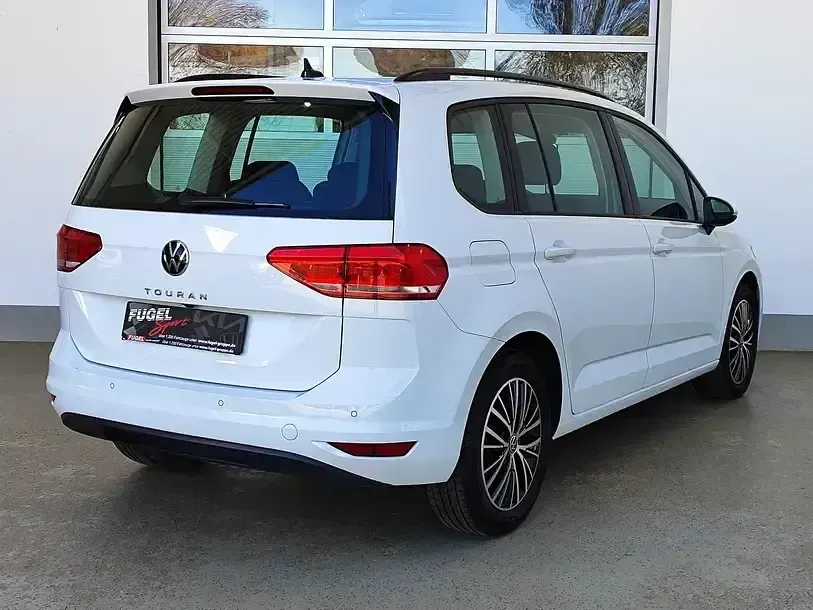 Gebraucht VW Touran Comfortline 122 PS (89 kW) 2022 Pure white Van / Kleinbus
