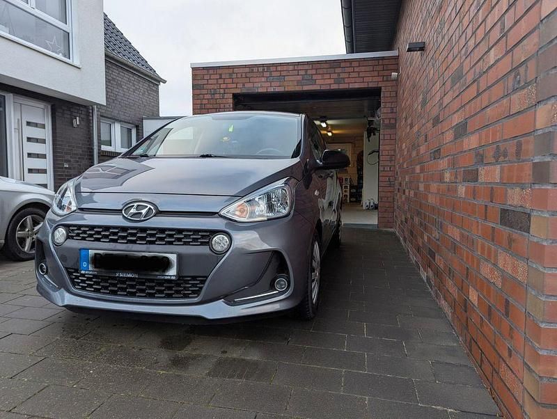 Grau Gebraucht 2019 Hyundai i10 Trend Kleinwagen | 9.500 € (Fairer Preis) - Bild 1/4
