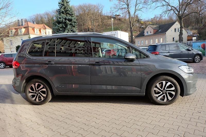 Gebraucht VW Touran Active 150 PS (110 kW) 2022 Grau Van / Kleinbus