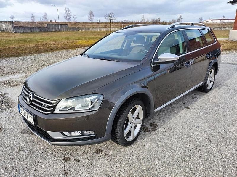 Braun Gebraucht 2014 VW Passat Alltrack Kombi | 14.900 € (Teuer) - Bild 1/4