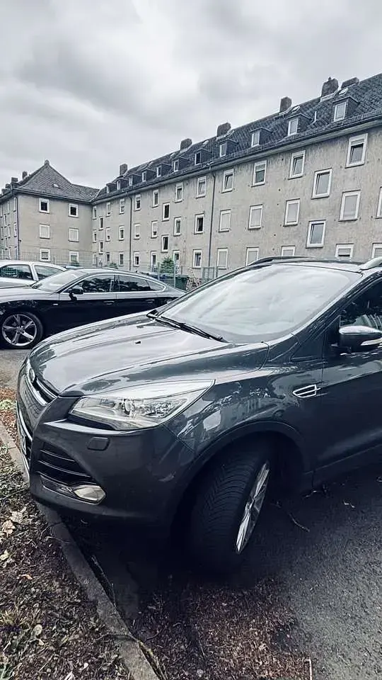 Gebraucht Ford Kuga Titanium 150 PS (110 kW) 2016 Grau SUV