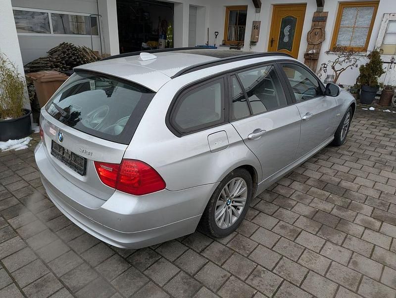 Gebraucht BMW 318 143 PS (105 kW) 2010 Silber Kombi