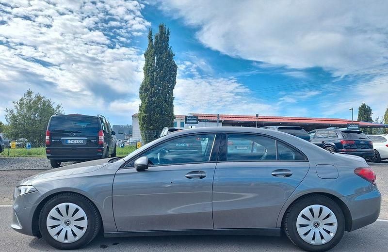 Grau Gebraucht 2020 Mercedes A180 Limousine | 14.990 € (Guter Preis) - Bild 1/4
