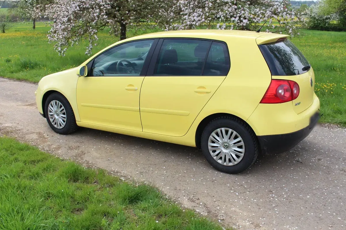 Gebraucht VW Golf V 105 PS (77 kW) 2005 Gelb Kleinwagen