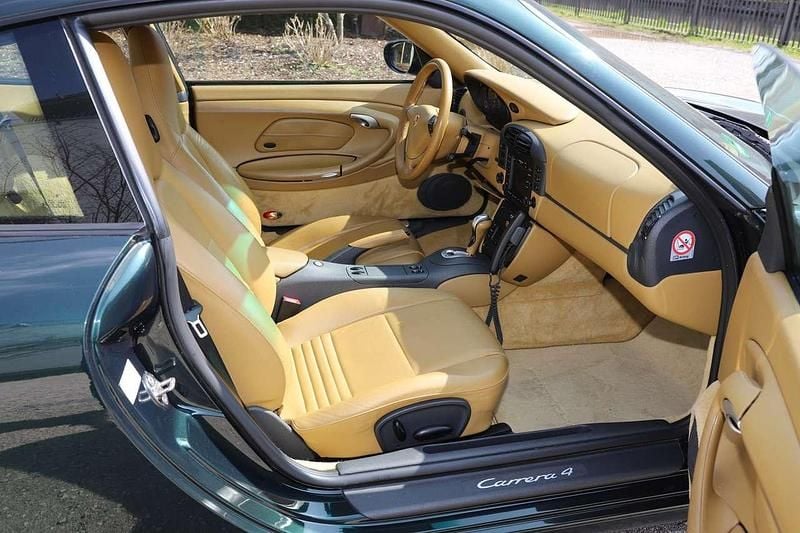 Gebraucht Porsche 911 Carrera 4 300 PS (220 kW) 1999 Tannengrünmetallic Coupé