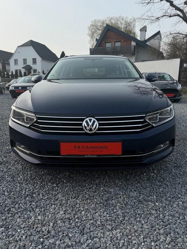 Gebraucht VW Passat 150 PS (110 kW) 2018 Blau Kombi