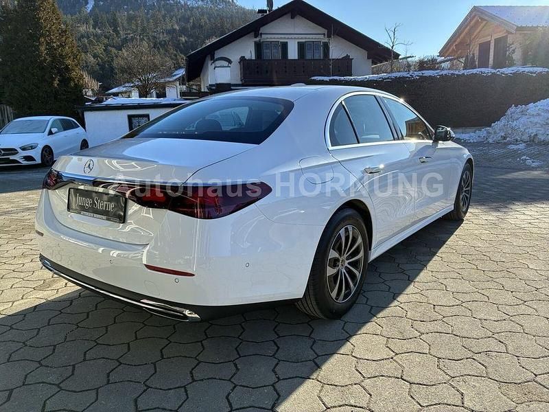 Gebraucht Mercedes E200 227 PS (166 kW) 2025 Weiß Limousine