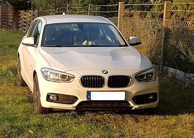 Weiß Gebraucht 2016 BMW 116 Sport Line Kleinwagen | 11.800 € (Guter Preis) - Bild 1/4