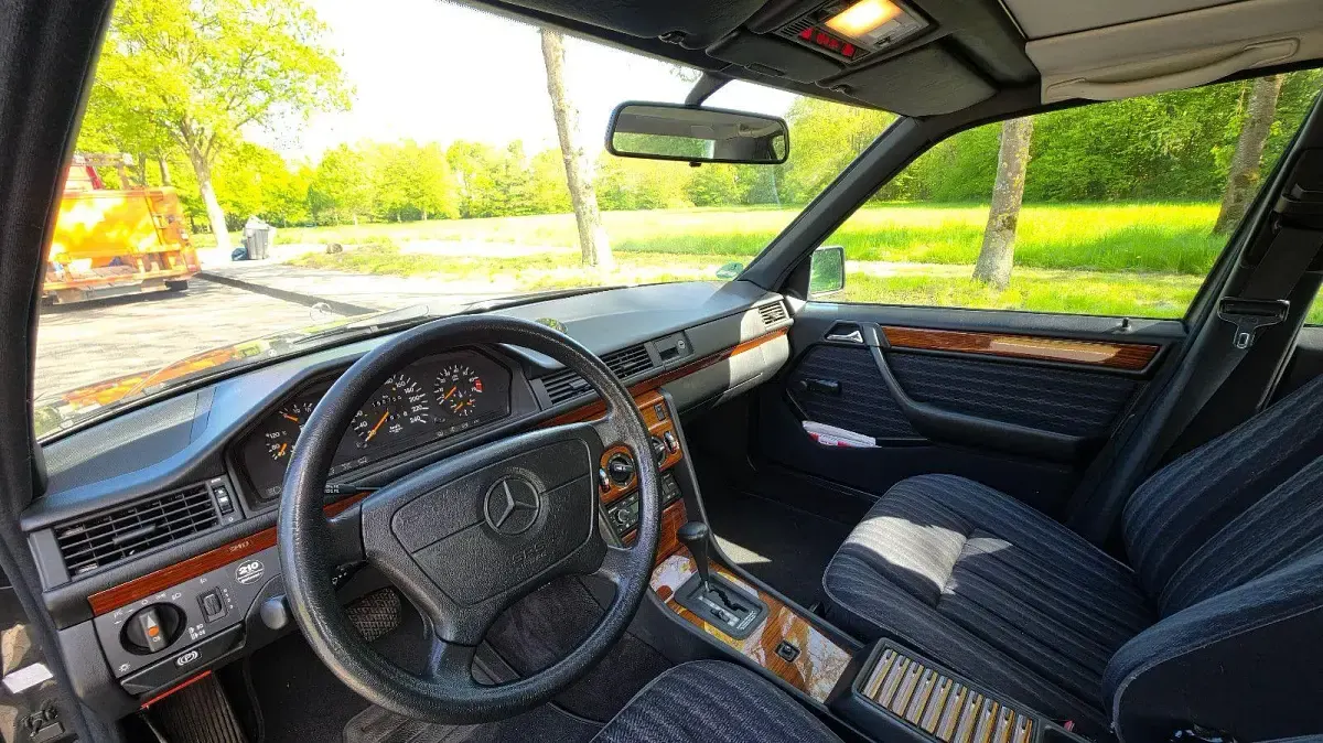Gebraucht Mercedes E260 160 PS (117 kW) 1992 Schwarz Limousine