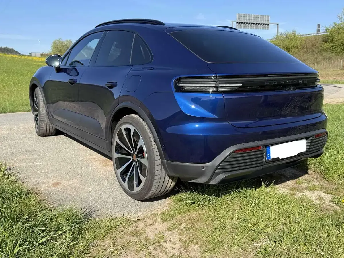 Second-hand Porsche Macan 380 kW (517 CP) 2025 Albastru SUV