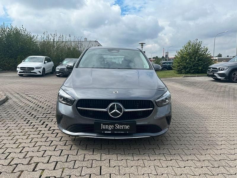 Gebraucht Mercedes B180 Progressive 136 PS (100 kW) 2024 Grau Van / Kleinbus