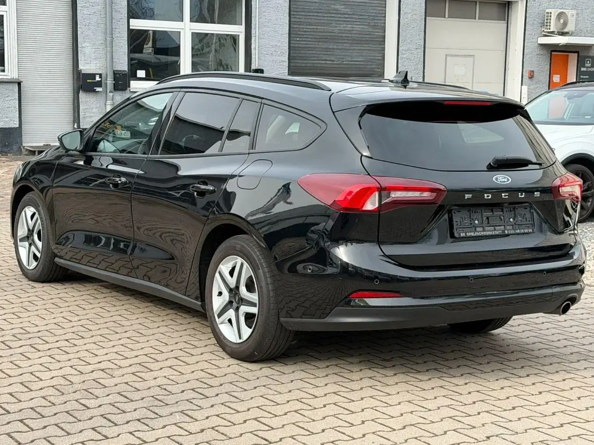 Używany Ford Focus Cool & Connect 120 KM (88 kW) 2022 Czarny Kombi