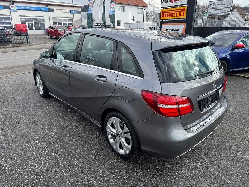 Gebraucht Mercedes B200 Style 136 PS (100 kW) 2019 Grau Van / Kleinbus