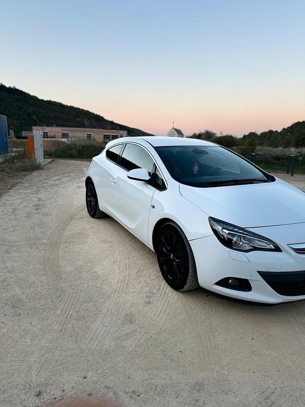 Weiß Gebraucht 2012 Opel Astra GTC S Kleinwagen | 6.000 € - Bild 1/4