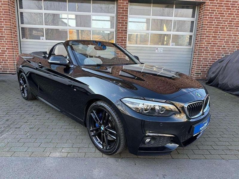 Black sapphire metallic (metallic) Gebraucht 2018 BMW 220 Sport Line Cabrio | 20.600 € (Fairer Preis) - Bild 1/4