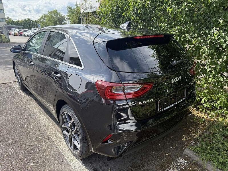 Neu Kia Ceed 101 PS (74 kW) 2026 Schwarz Kleinwagen