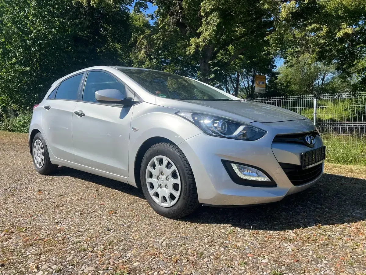 Gebraucht Hyundai i30 99 PS (72 kW) 2012 Silber Kleinwagen