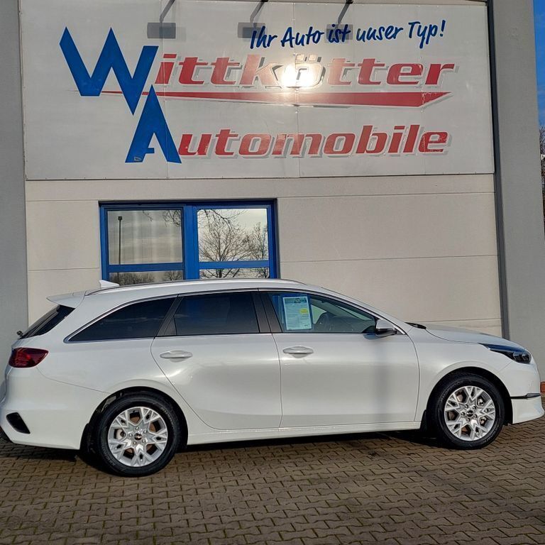 (hw2) deluxe white m Gebraucht 2024 Kia Ceed Sportswagon Kombi | 24.590 € (Guter Preis) - Bild 1/4