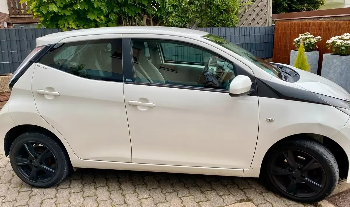 Gebraucht Toyota Aygo X-play 69 PS (50 kW) 2016 Weiß Kleinwagen