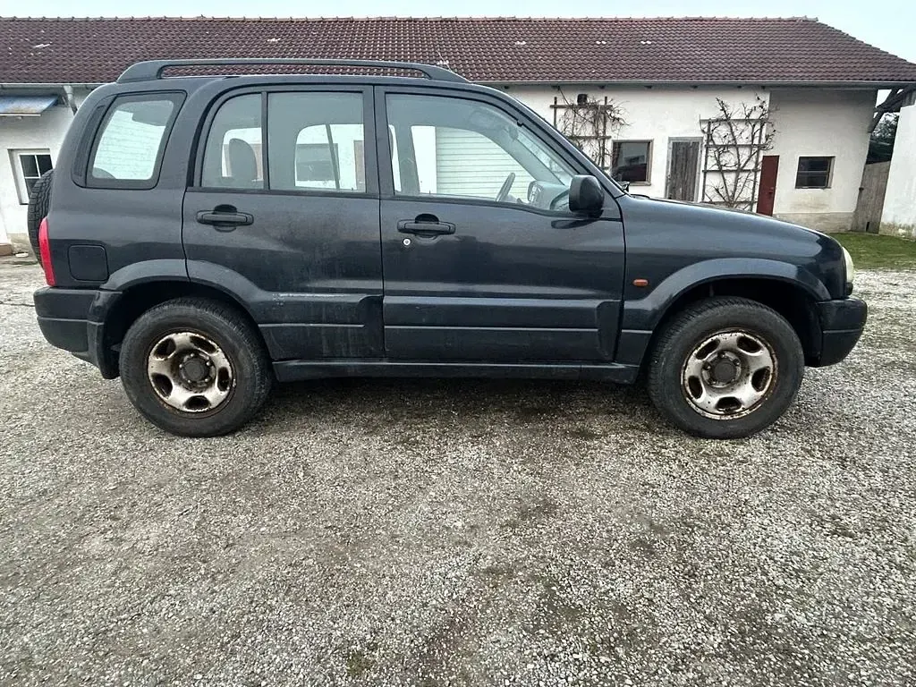 Second-hand Suzuki Grand Vitara 128 CP (94 kW) 2005 Negru SUV