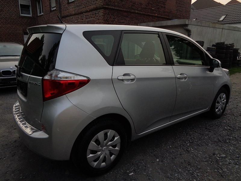 Gebraucht Toyota Verso 100 PS (73 kW) 2012 Silber Van / Kleinbus