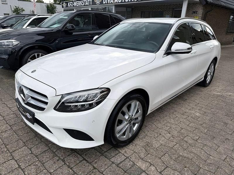 Weiß Gebraucht 2018 Mercedes C180 Limousine | 24.999 € (Fairer Preis) - Bild 1/4