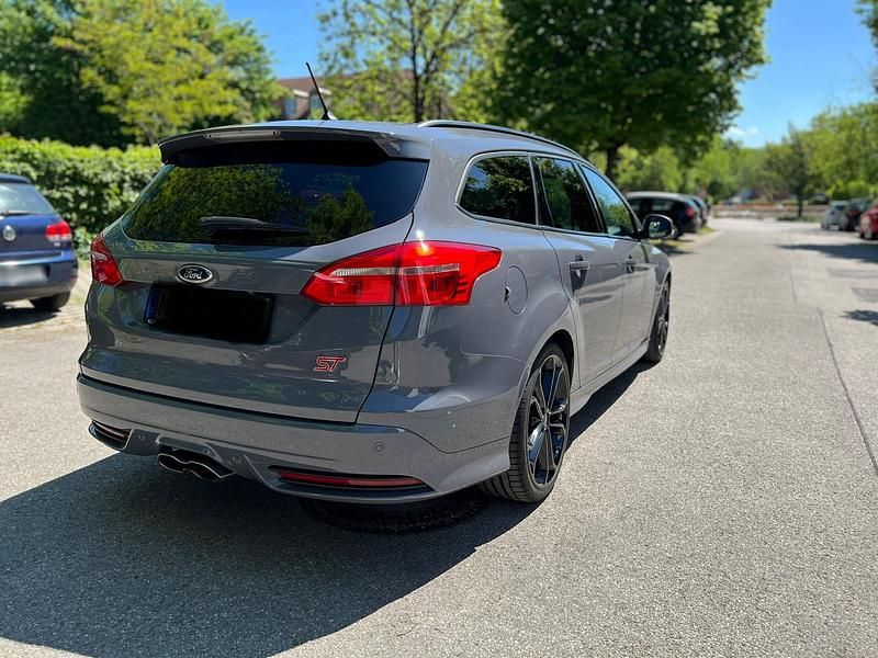 Gebraucht Ford Focus ST 250 PS (183 kW) 2017 Grau Kombi