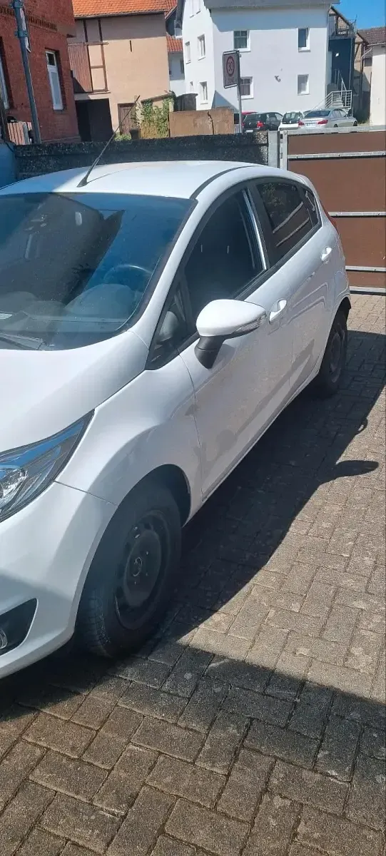 Gebraucht Ford Fiesta 80 PS (58 kW) 2016 Weiß Kleinwagen
