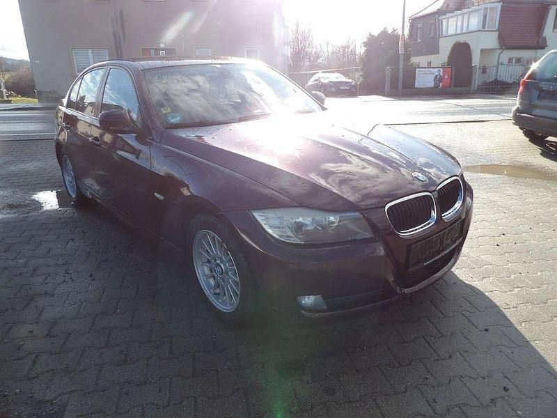 Gebraucht BMW 318 Exclusive 143 PS (105 kW) 2010 Rot Limousine