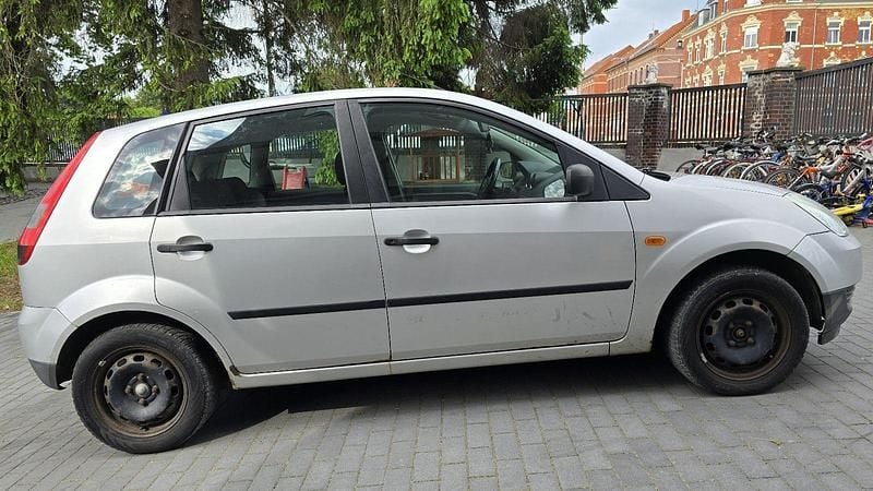 Silber Gebraucht 2003 Ford Fiesta Ambiente Kleinwagen | 399 € (Superpreis) - Bild 1/4