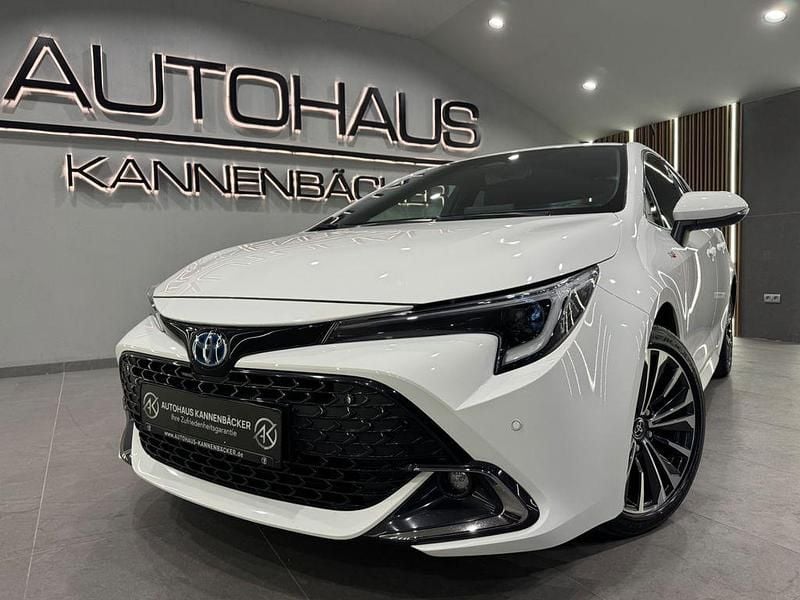 Weiß Gebraucht 2023 Toyota Corolla Hybrid Team Limousine | 22.490 € (Guter Preis) - Bild 1/4
