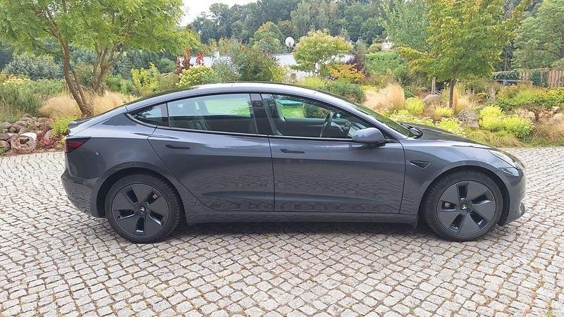 Grau Gebraucht 2022 Tesla Model 3 RWD Limousine | 27.800 € (Fairer Preis) - Bild 1/4