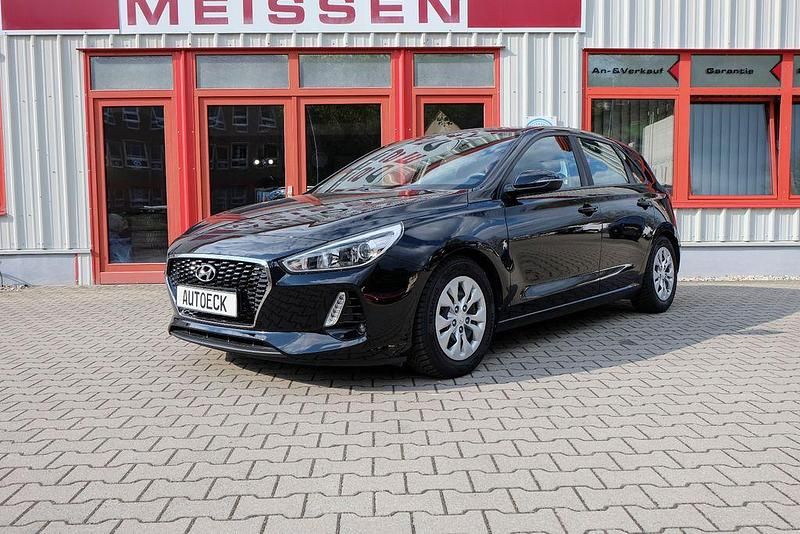 Gebraucht Hyundai i30 Select 101 PS (74 kW) 2018 Schwarz Limousine