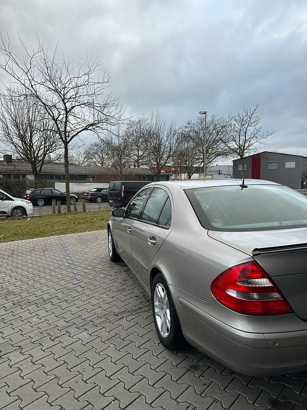 Gebraucht Mercedes E200 163 PS (119 kW) 2004 Silber Limousine