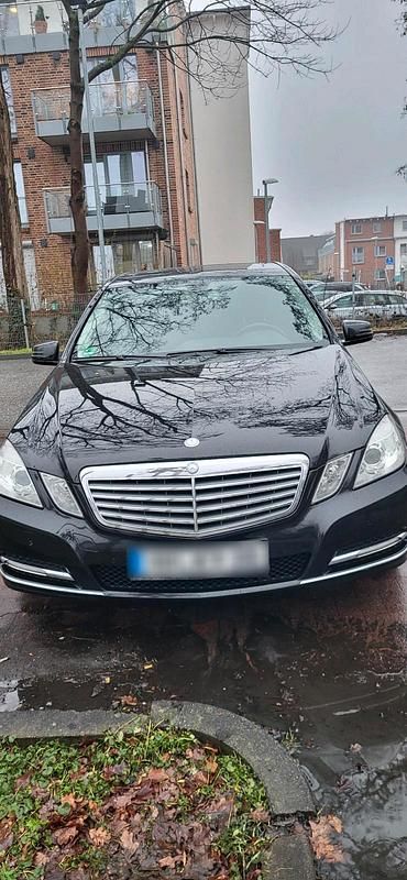 Gebraucht Mercedes E220 170 PS (125 kW) 2012 Schwarz Limousine